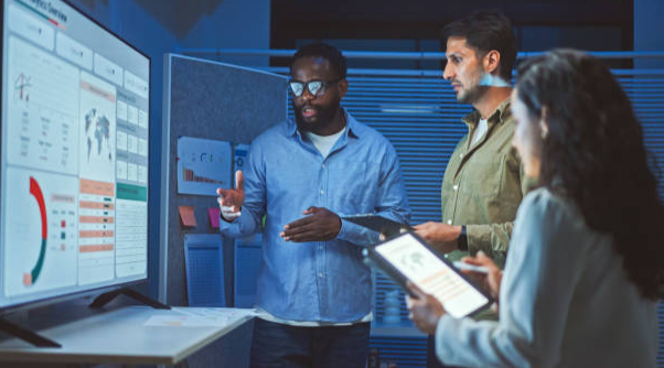 Discussing collaboration strategies with a digital marketing team, focusing on growth and innovation.