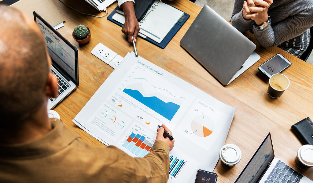 Team comparing SEO and PPC digital marketing strategy