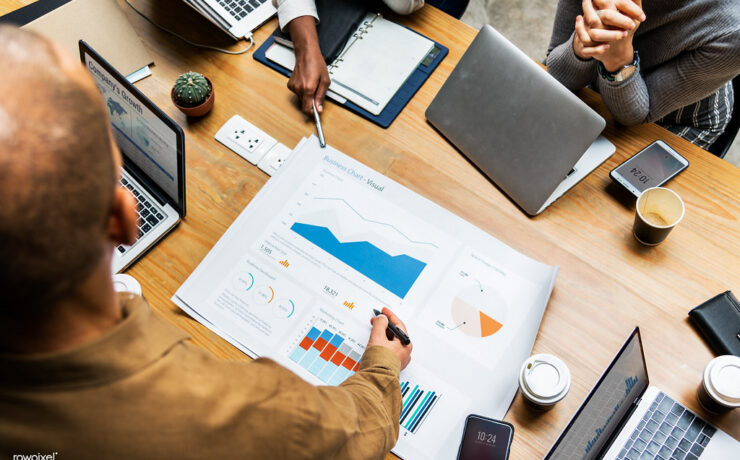 Team comparing SEO and PPC digital marketing strategy