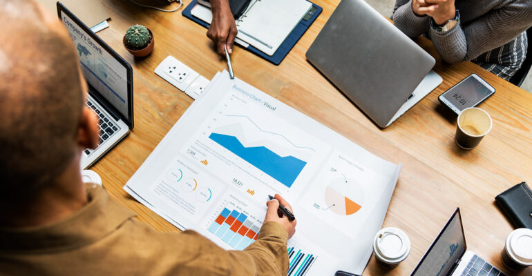 Team comparing SEO and PPC digital marketing strategy