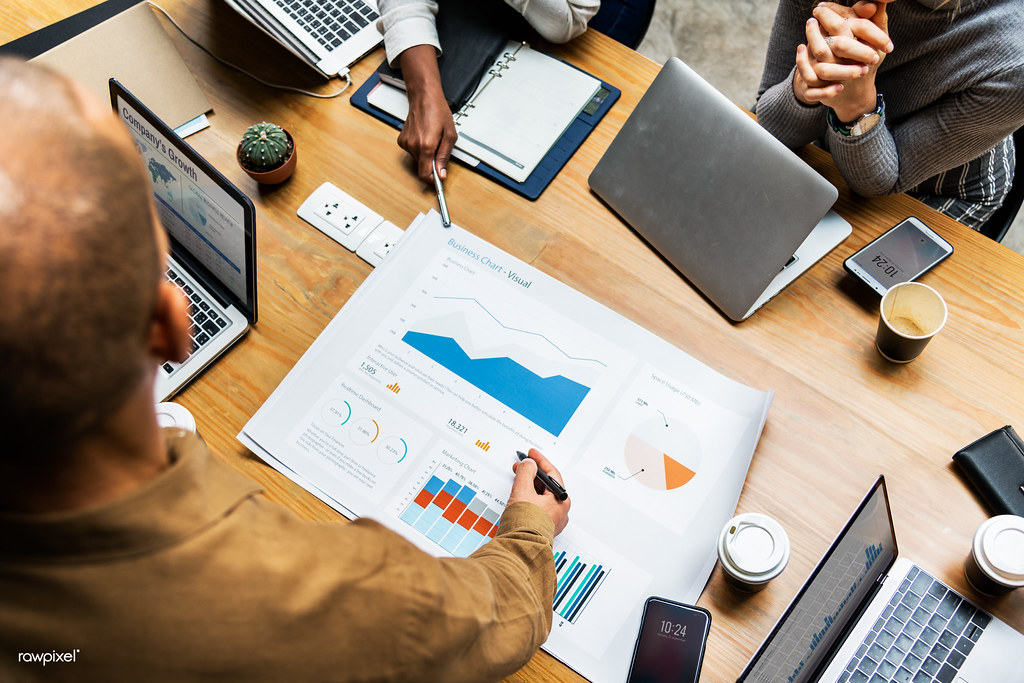 Team comparing SEO and PPC digital marketing strategy